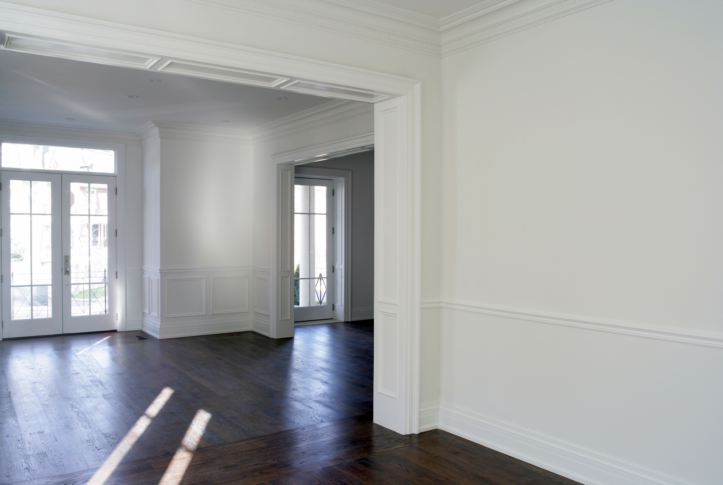 Wohnbereich mit neutraler gestalteter Wand