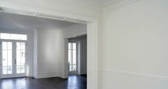 Wohnbereich mit neutraler gestalteter Wand