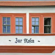 Ansicht der Beschriftung auf der Gebäudefassade