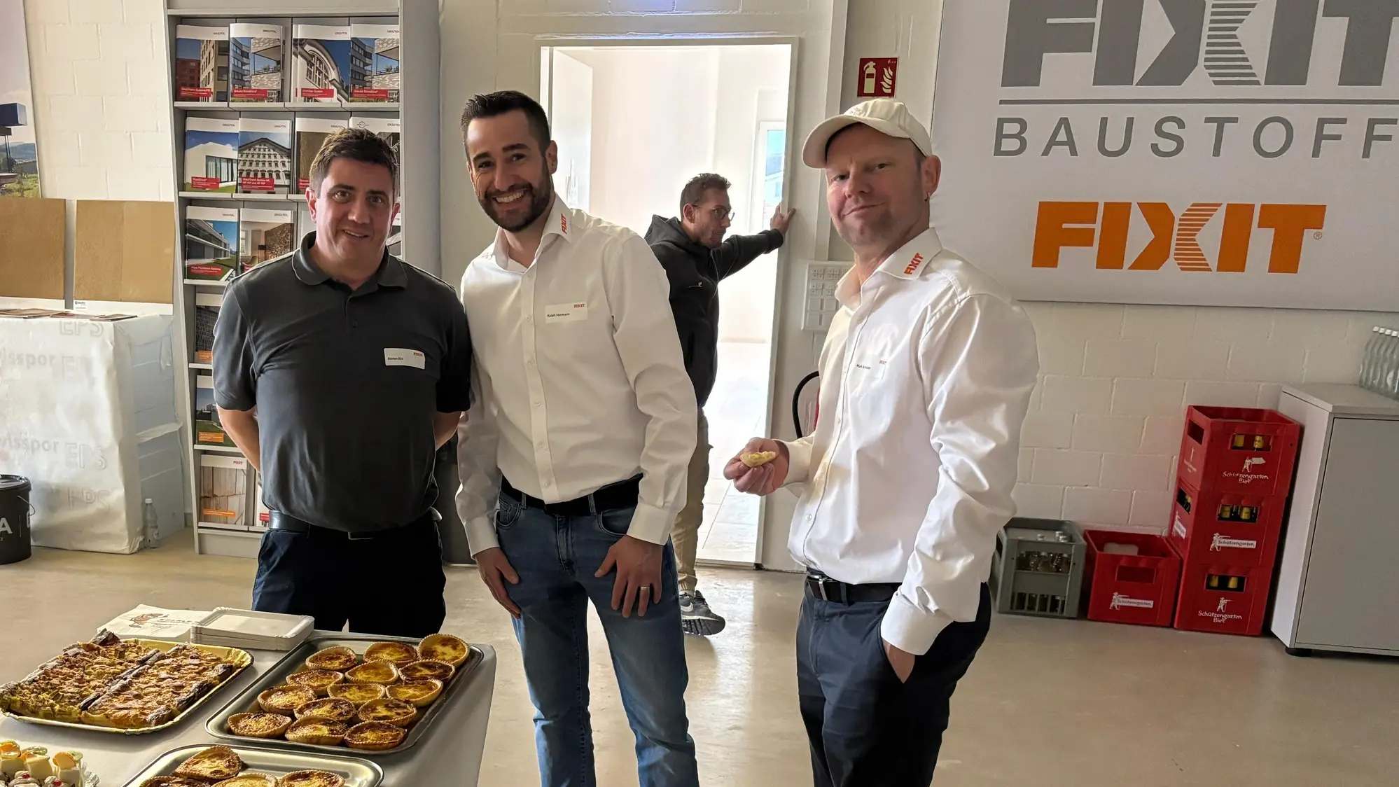 Stefan Ebi, Ralph Hermann und Maik Schneider stehen vor den Häppchen in Wilen bei Wil