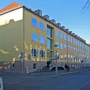 Außenansicht des Objekts von der linken Gebäudekante aus der Entfernung