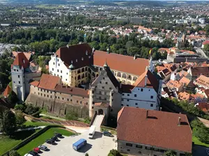 Die denkmalgeschützte Burg Trausnitz ist auf einer Drohnenaufnahme von oben zu sehen