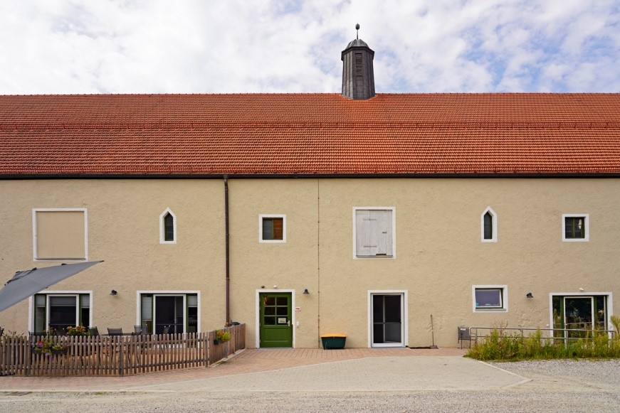 Außenansicht des sanierten denkmalgeschützten Gebäudes der Stiftung Ecksberg vom Innenhof aus.