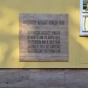 Ein Plakat mit einem Zitat von Friedrich August ist im Gebäude aufgehängt.