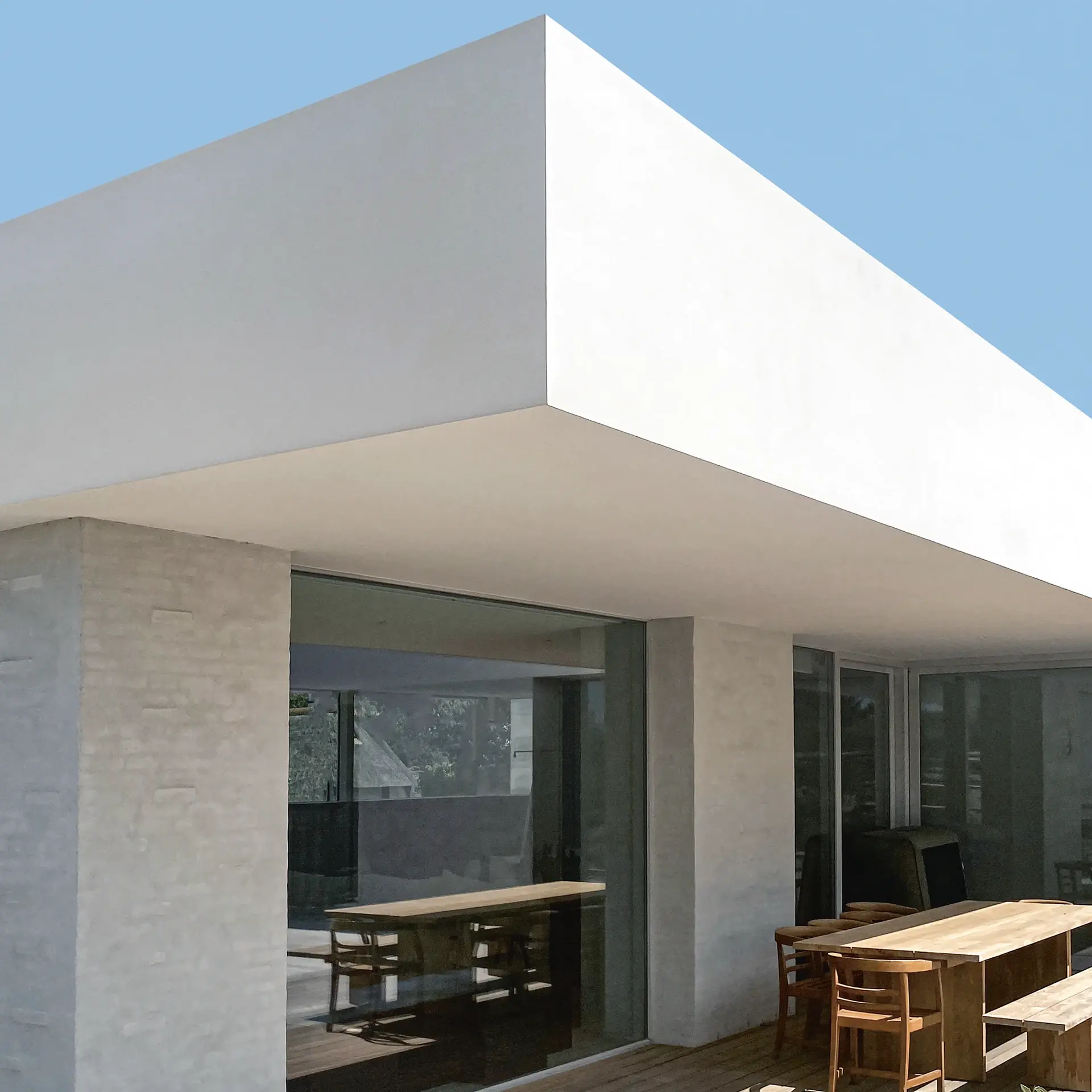 Modernes Flachdach ohne sichtbare Attika-Dachkante mit nahtlosem Übergang zwischen Fassade und Dach durch RoofEtics System