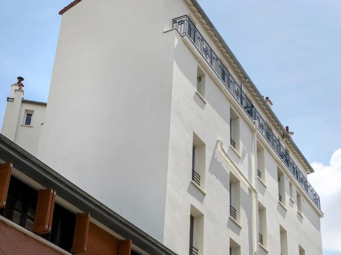 Detailansicht der Rückseite ohne Fenster sowie der strassenseitigen Fensterfront