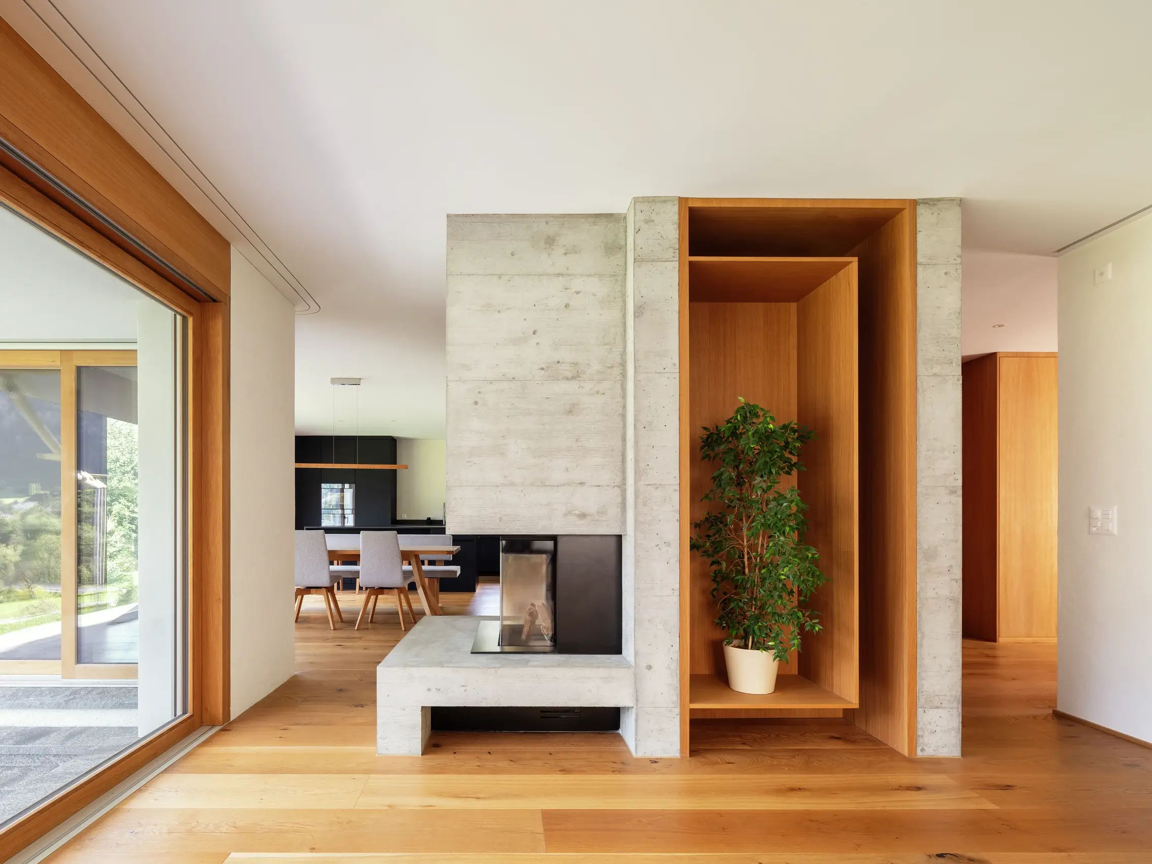 Intérieur avec parquet, cheminée et murs crépis de blanc