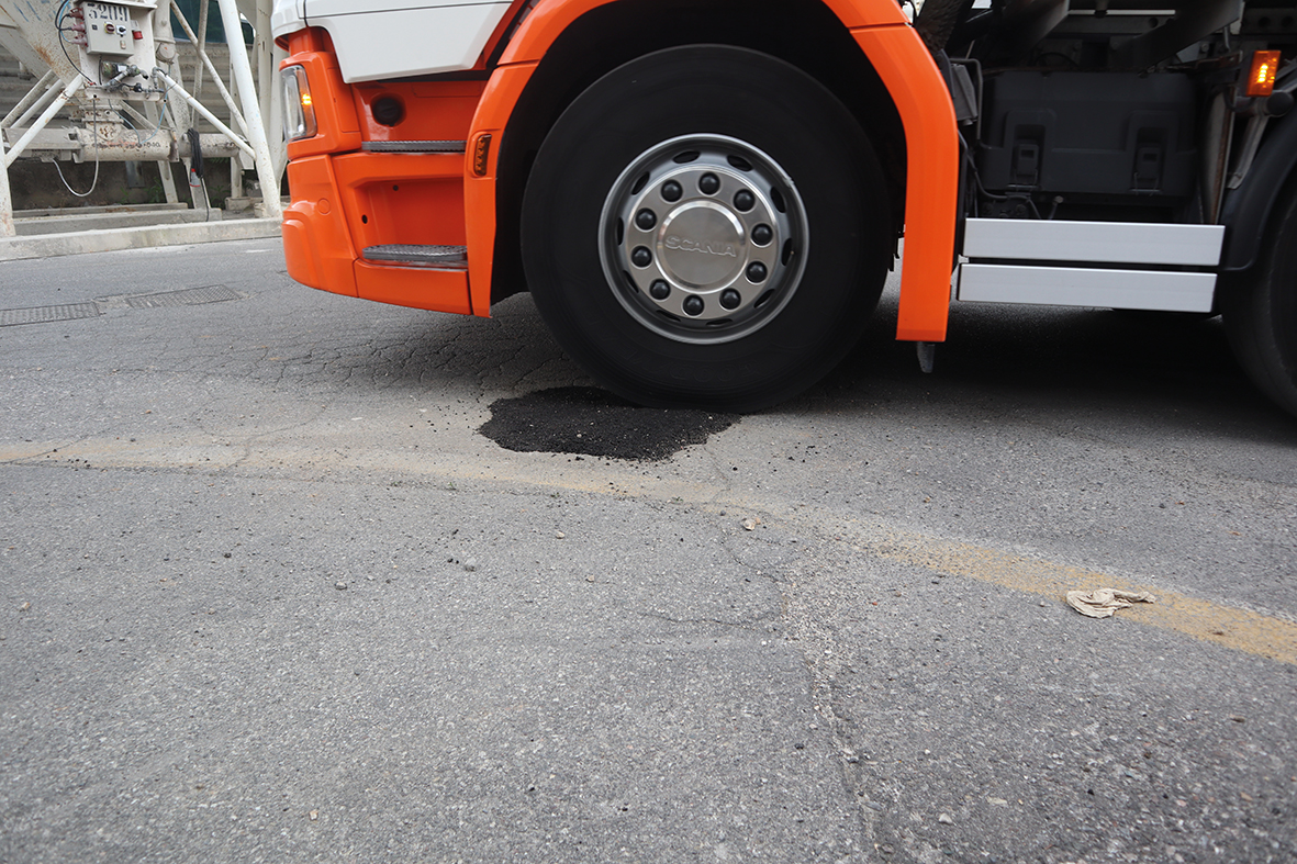 Ein LKW fährt über einem frisch gemachten Stück Straße