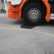 Ein LKW fährt über einem frisch gemachten Stück Straße