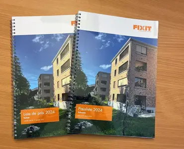 Fixit liste de prix 2024 avec reliure à anneaux sur une table en bois