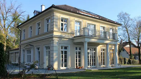 Ein neugestaltetes Wohnhaus beeindruckt von außen, besonders durch die sorgfältig gestaltete Außenfassade.