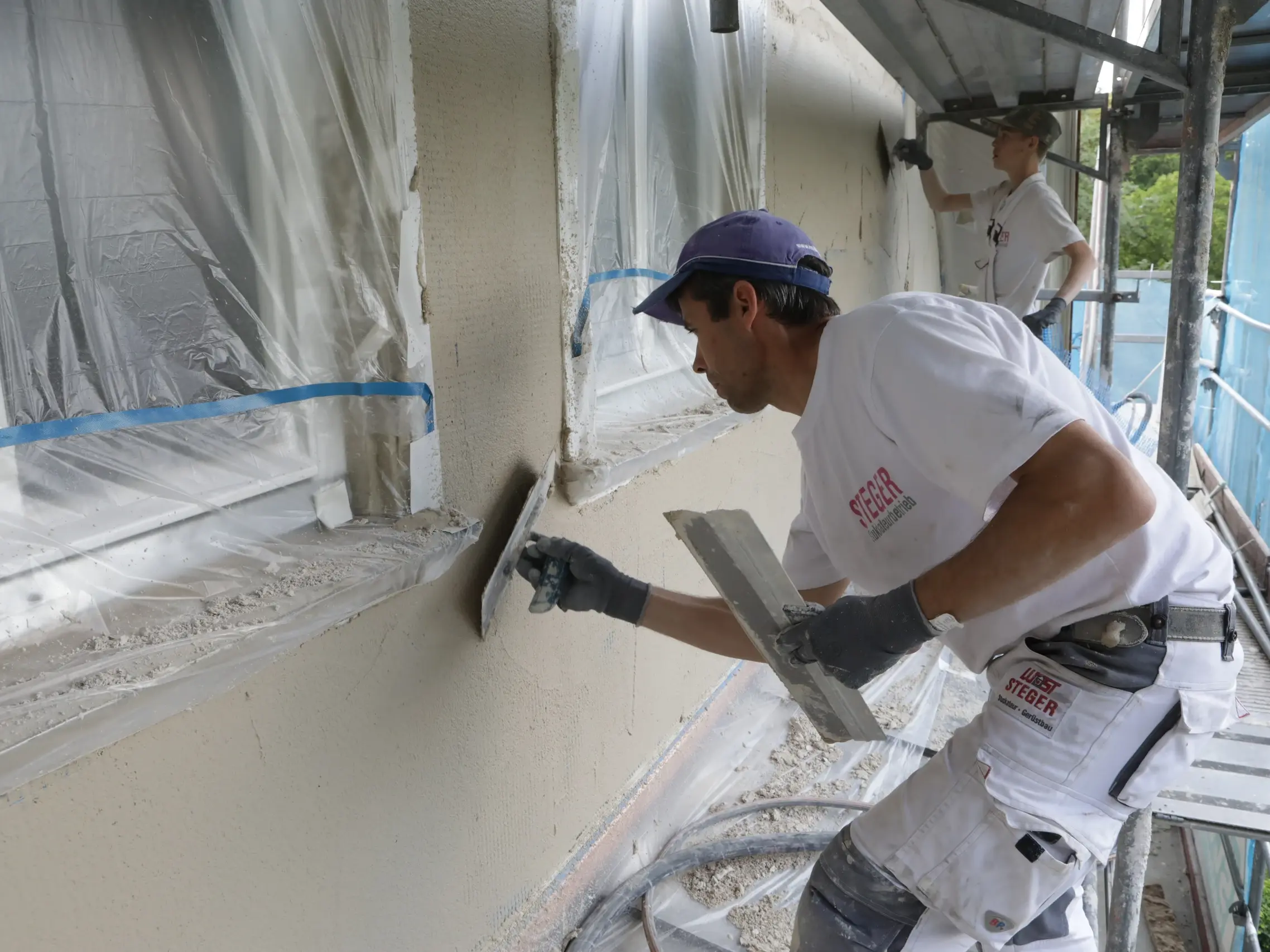 Unser Kalkdämmputz wird auf einer Fassade verarbeitet
