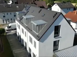 Außenansicht: Neubau in Garching mit großzügigem Raumkonzept und Wärmedämmputz.