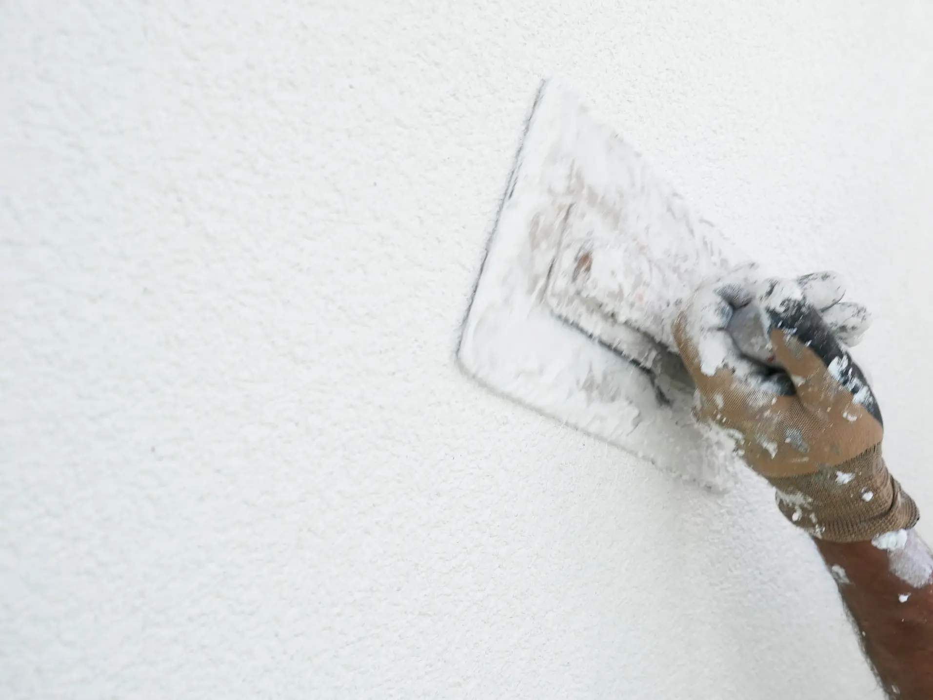 L'enduit silicate extérieur est appliqué à la truelle.