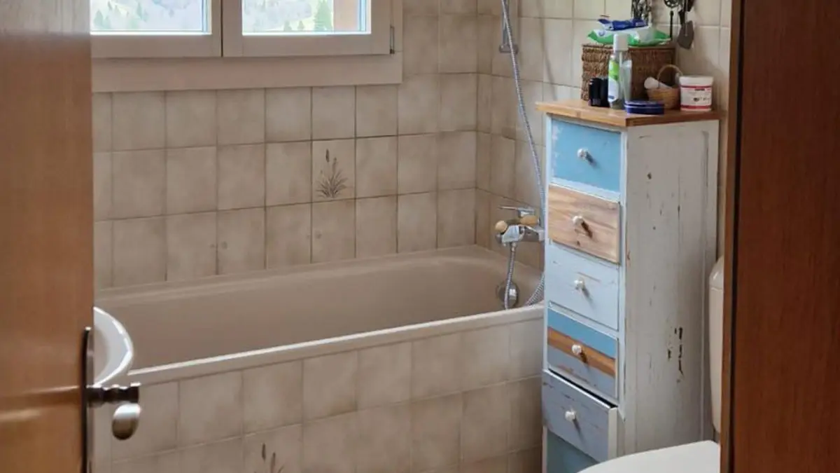 Saniertes Badezimmer mit Plattenbelägen und Fixit Sumpfkalk PutzStaubfreie und schnelle Sanierung im bewohnten Innenraum mit Fixit Sumpfkalk