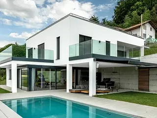 Maison individuelle moderne avec piscine et façade extérieure crépie en blanc avec système composite d'isolation thermique