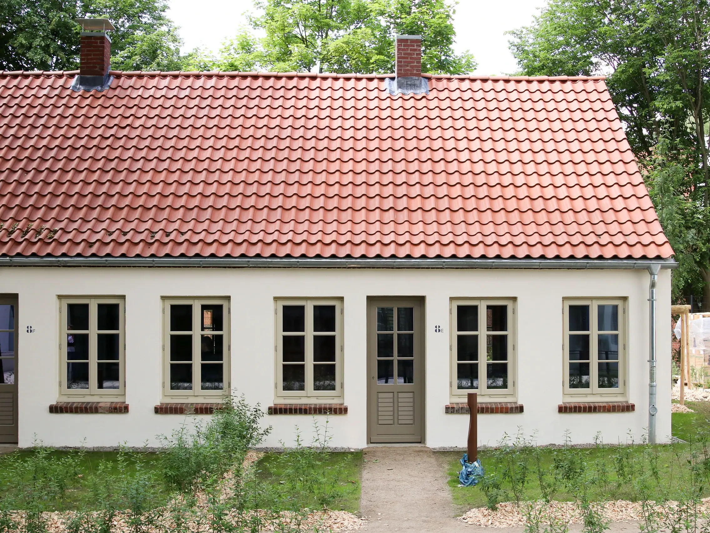 Außenansicht des sanierten Reihenhausensembles in Hamburg-Barmbek