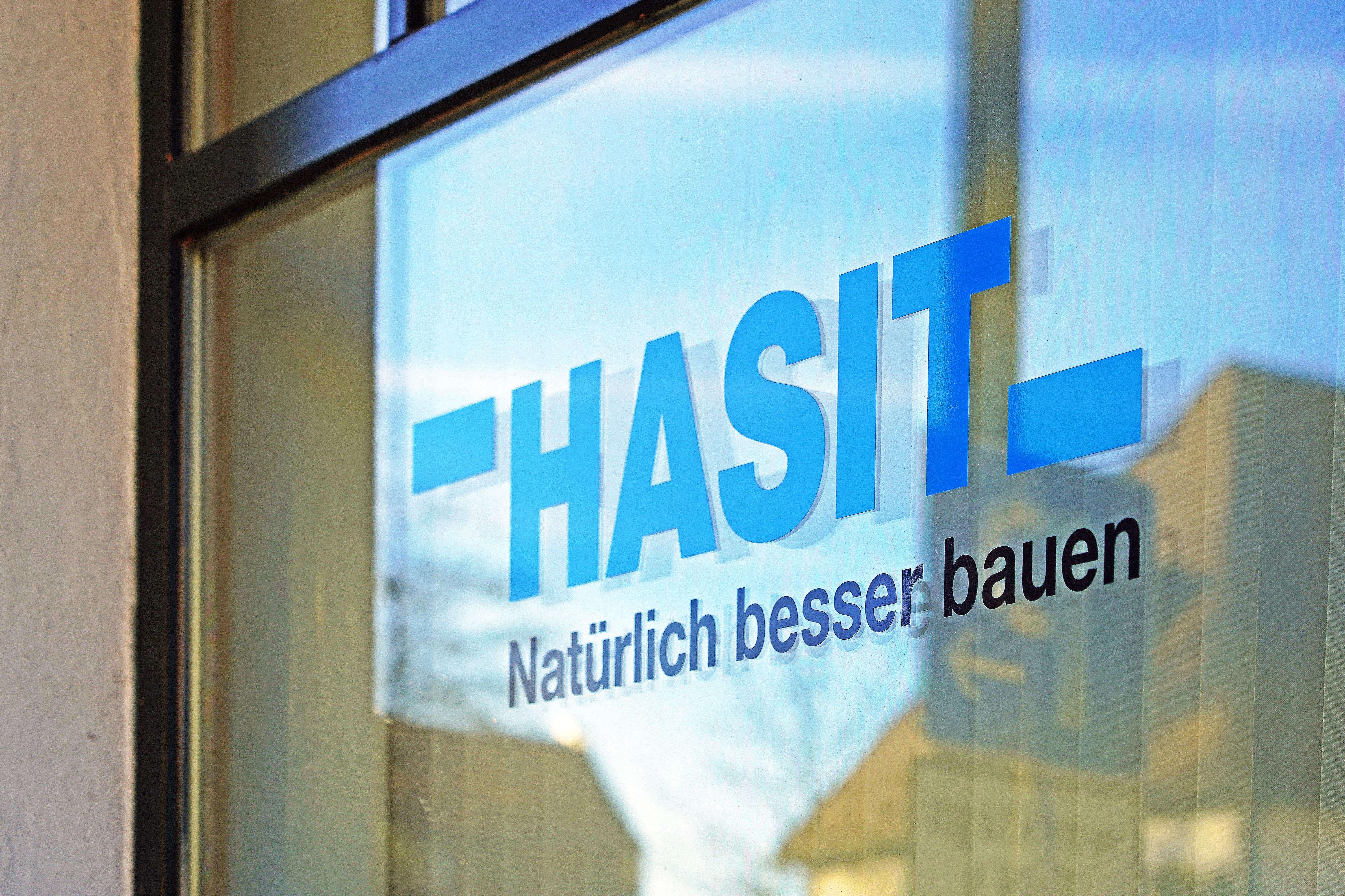 Logo HASIT Trockenmörtel GmbH mit dem Claim „Natürlich besser bauen“