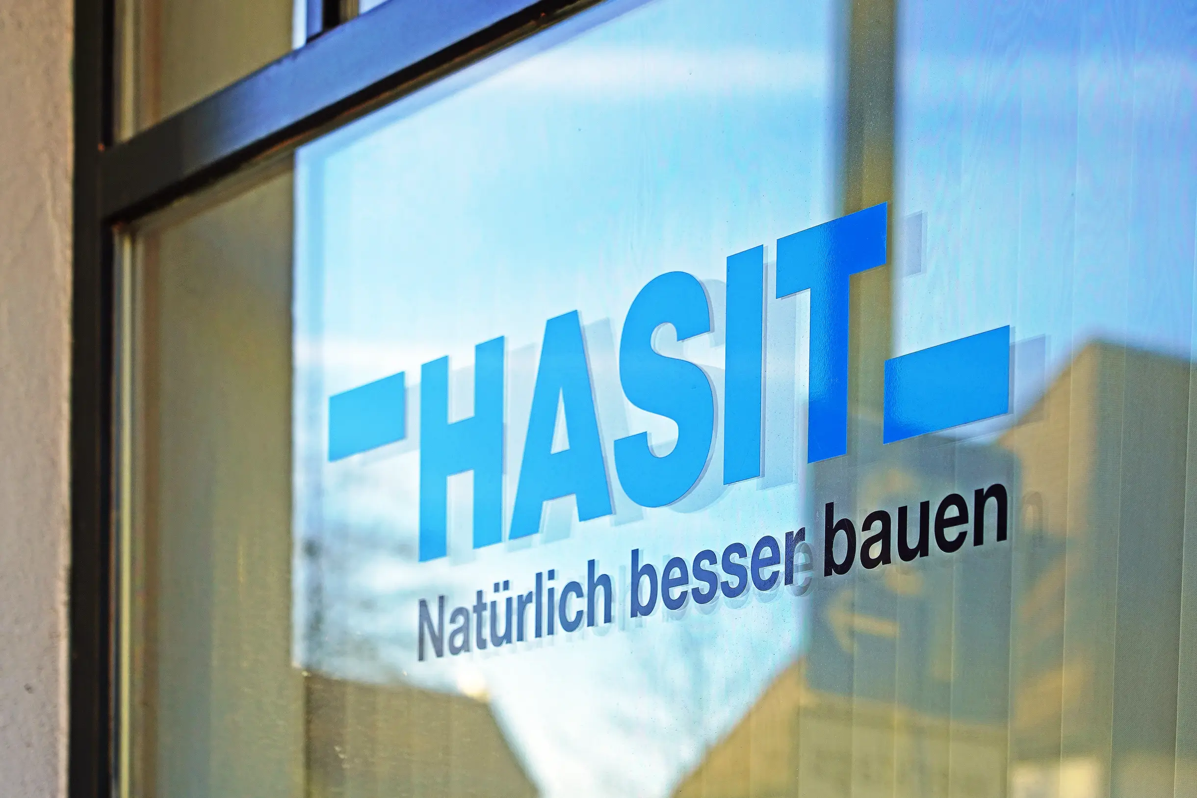 Logo HASIT Trockenmörtel GmbH mit dem Claim „Natürlich besser bauen“