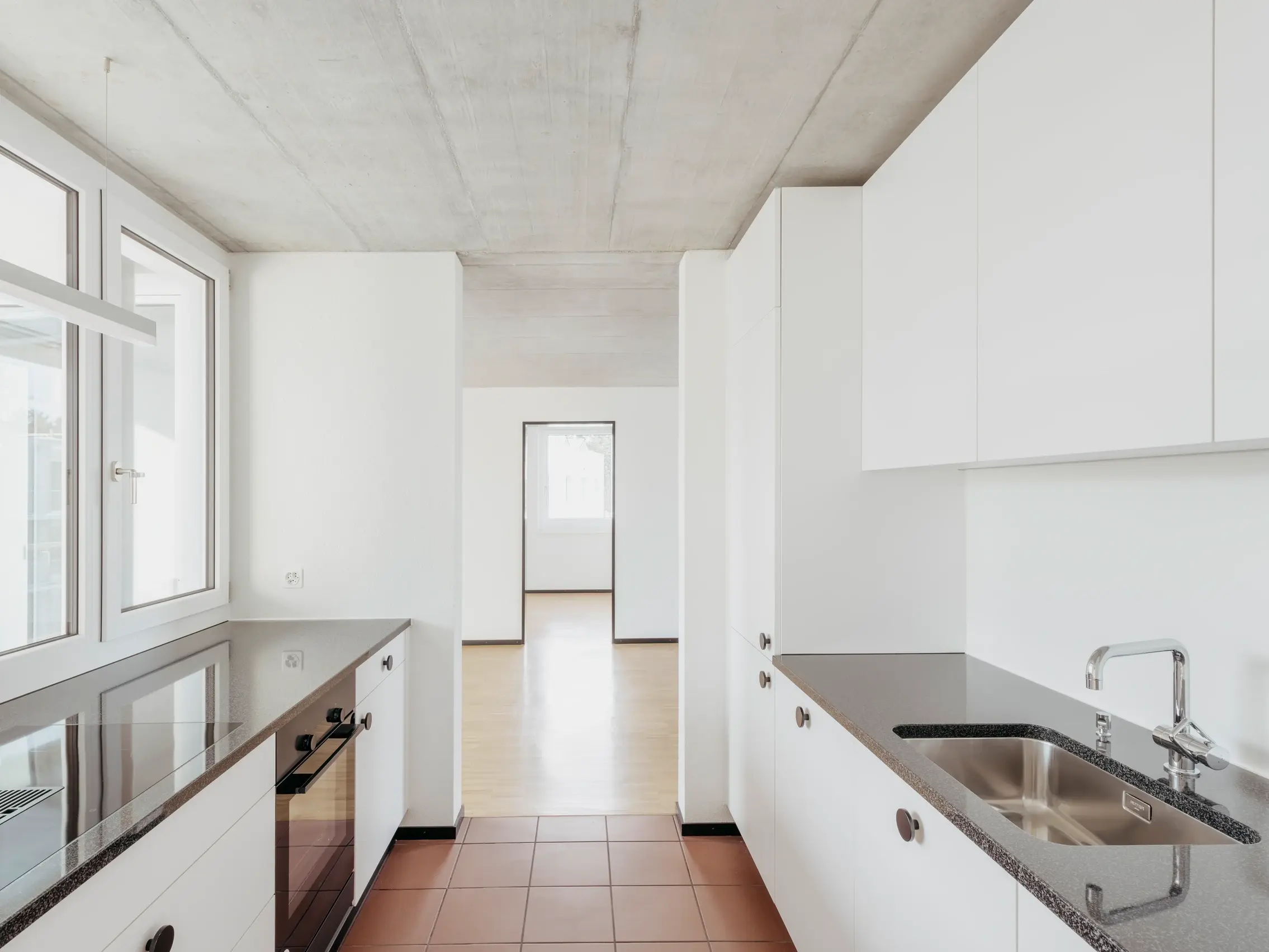 Küchenzeile mit Flucht auf ein Fenster in zwei Zimmer Entfernung