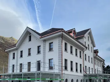 Historisches Gebäude mit weiss verputzter Fassade