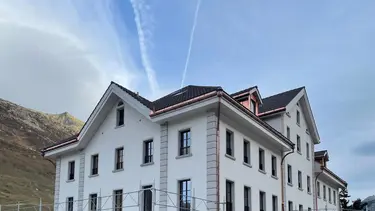 Historisches Gebäude mit Fixit Wärmedämmputz und weiss verputzter Fassade