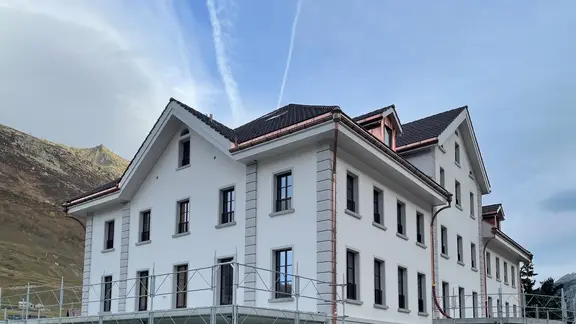 Bâtiment historique avec Fixit enduit d'isolation thermique et façade crépie en blanc