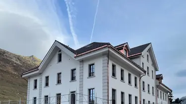Bâtiment historique avec Fixit enduit d'isolation thermique et façade crépie en blanc