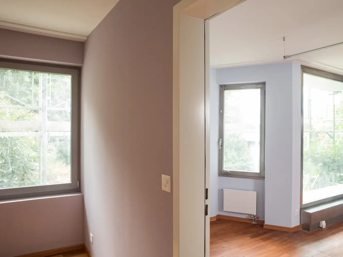 Passage de la chambre d'enfant rose à la chambre d'enfant bleu clair, trois fenêtres dans les murs