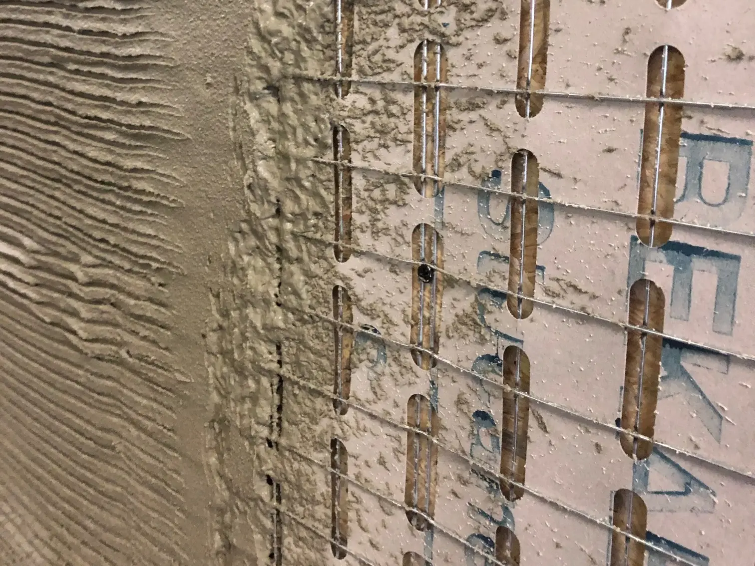 Detailansicht des Stucanet® S mit gekämmter Putzüberdeckung auf der linken Seite