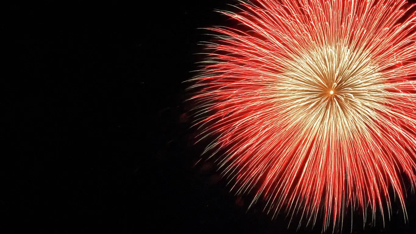KI-generiertes Feuerwerk mit aussen roten und innen weissen Funken