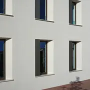 Perspektive auf die Fensterfront des Dorfener Rathauses.