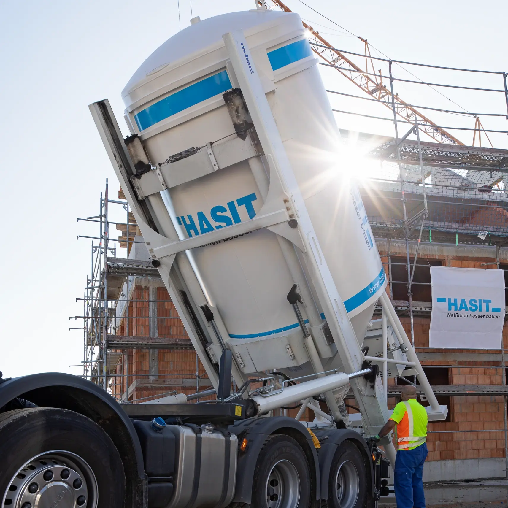 Ein HASIT-Silo wird auf einer Baustelle aufgestellt.