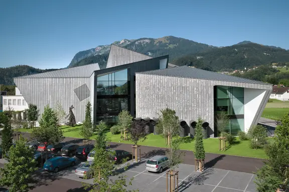 Bâtiment moderne et futuriste avec façade extérieure revêtue de métal