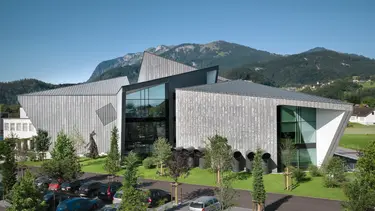 Modernes Gebäude mit metallischer Aussenfassade und futuristischen Strukturen