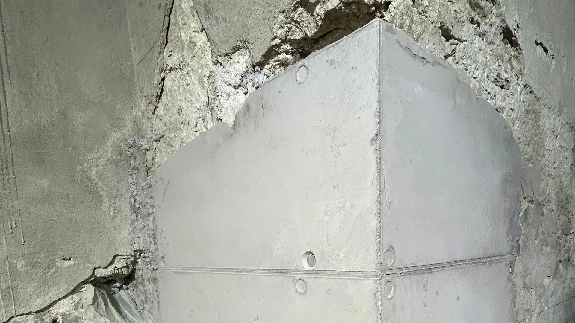 Eine Ecke mit einer bereits neu erstellten Betonstabilisierung im Altbau