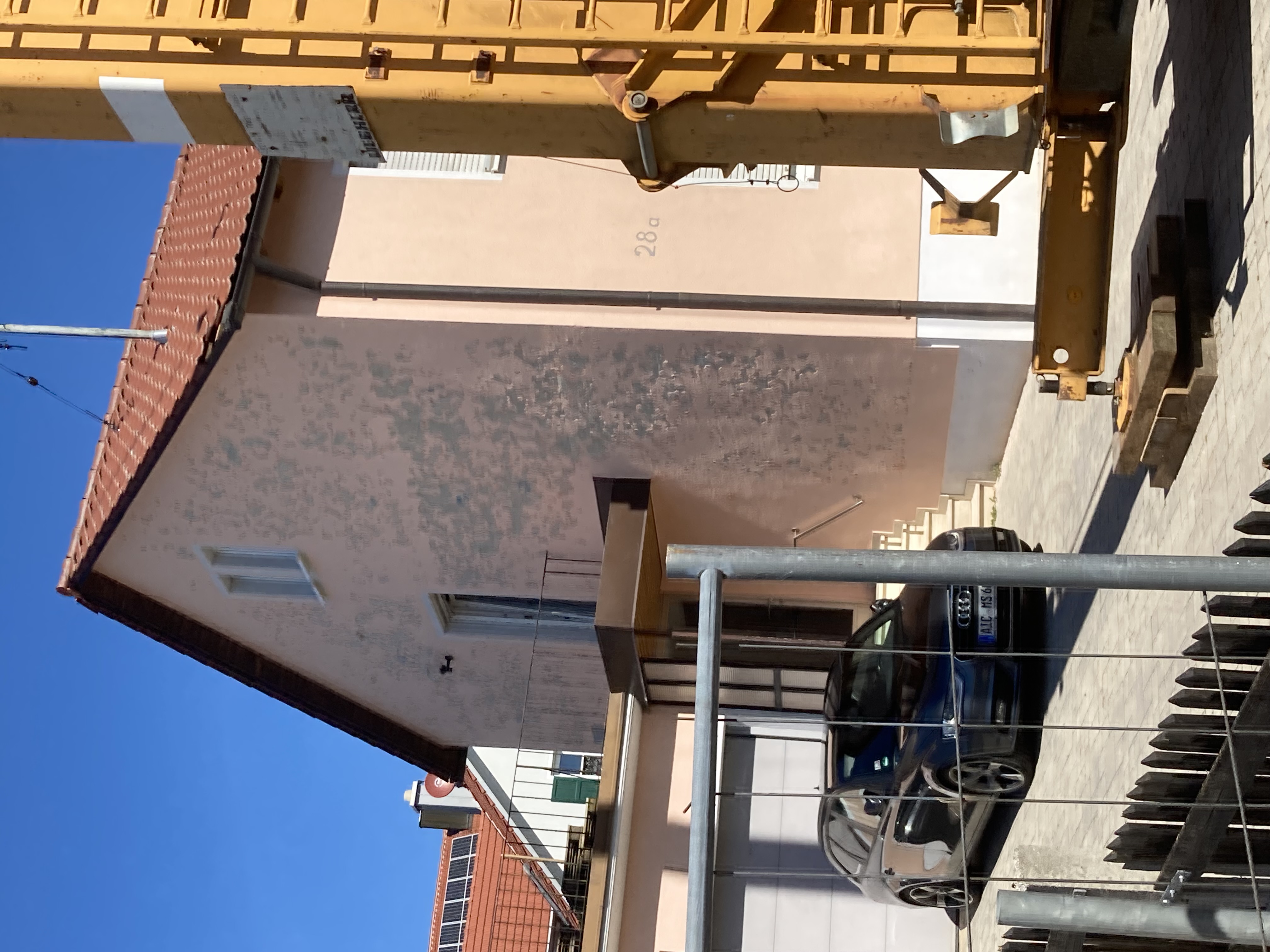 Abplatzung von Farbe an der Außenfassade vom Haus