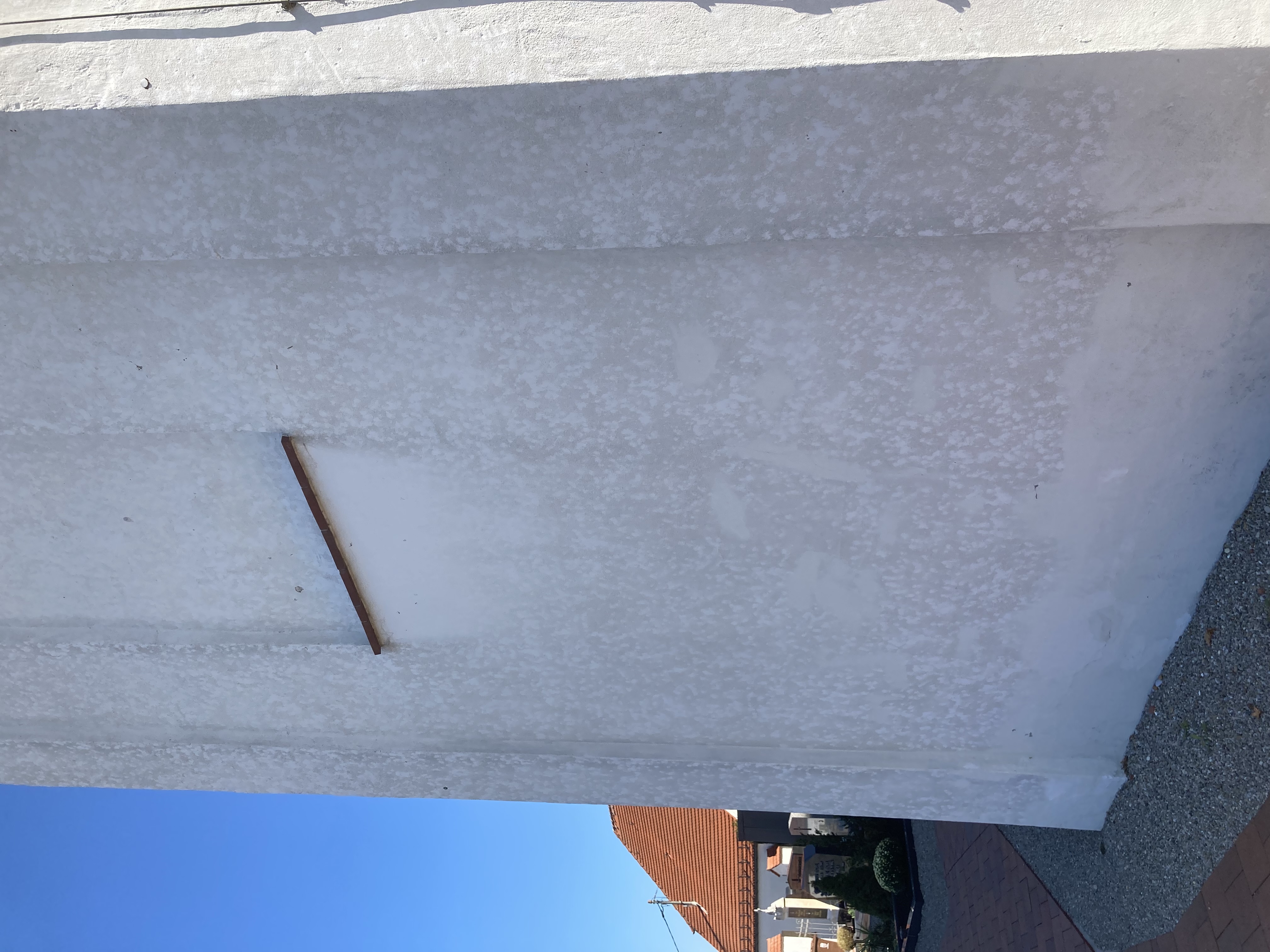 Abplatzungen von Edelputz und Farbe