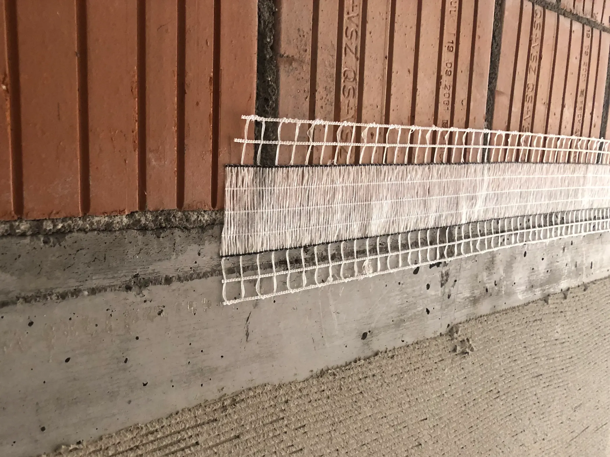 Stucanet® Easy Fix Entkopplungsband auf einem Materialübergang von Beton zu Mauerwerk