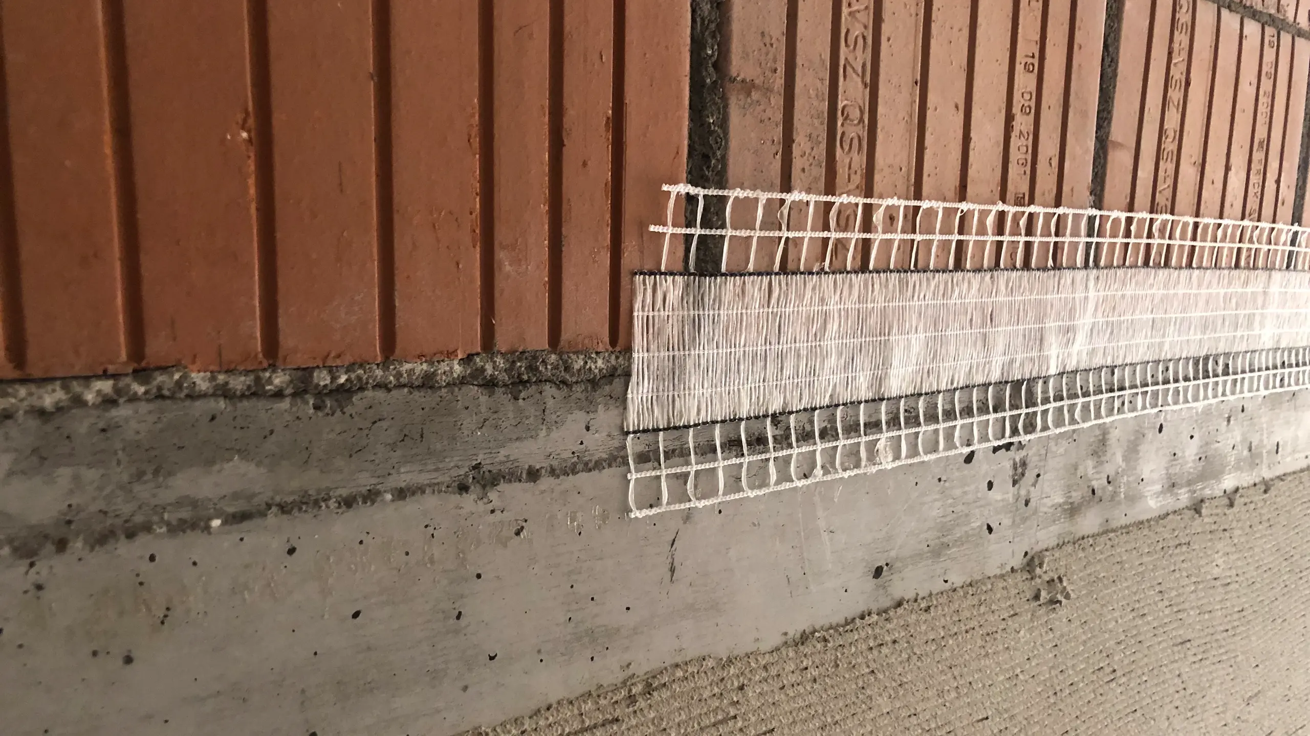 Entkopplungsband Stucanet® EasyFix verbindet zwei Materialien