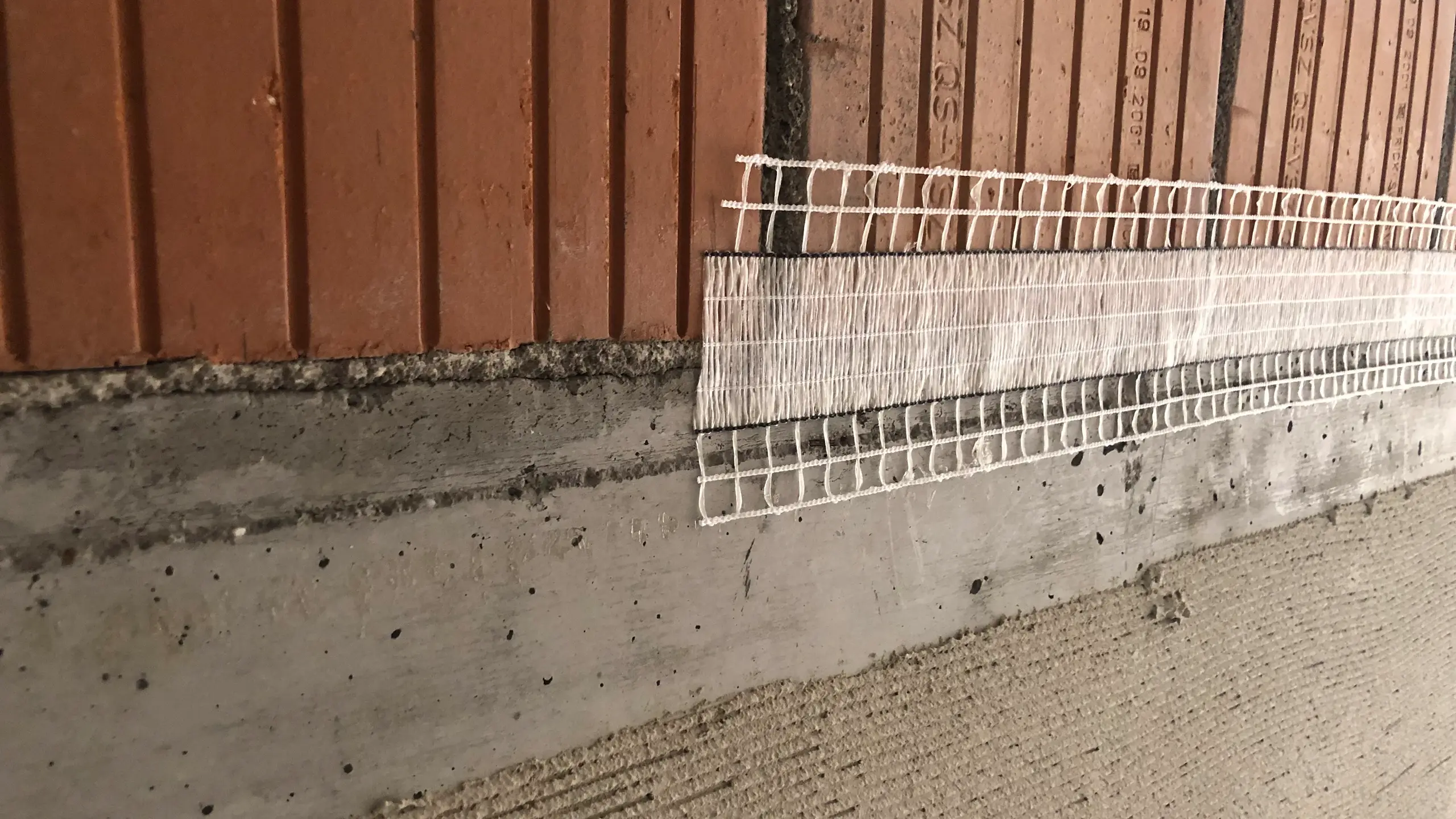 Bei „Stucanet® Easy Fix Materialübergang“ verhindert ein dichter Mittelbereich eine  starke Anhaftung des Putzes an den Untergrund.