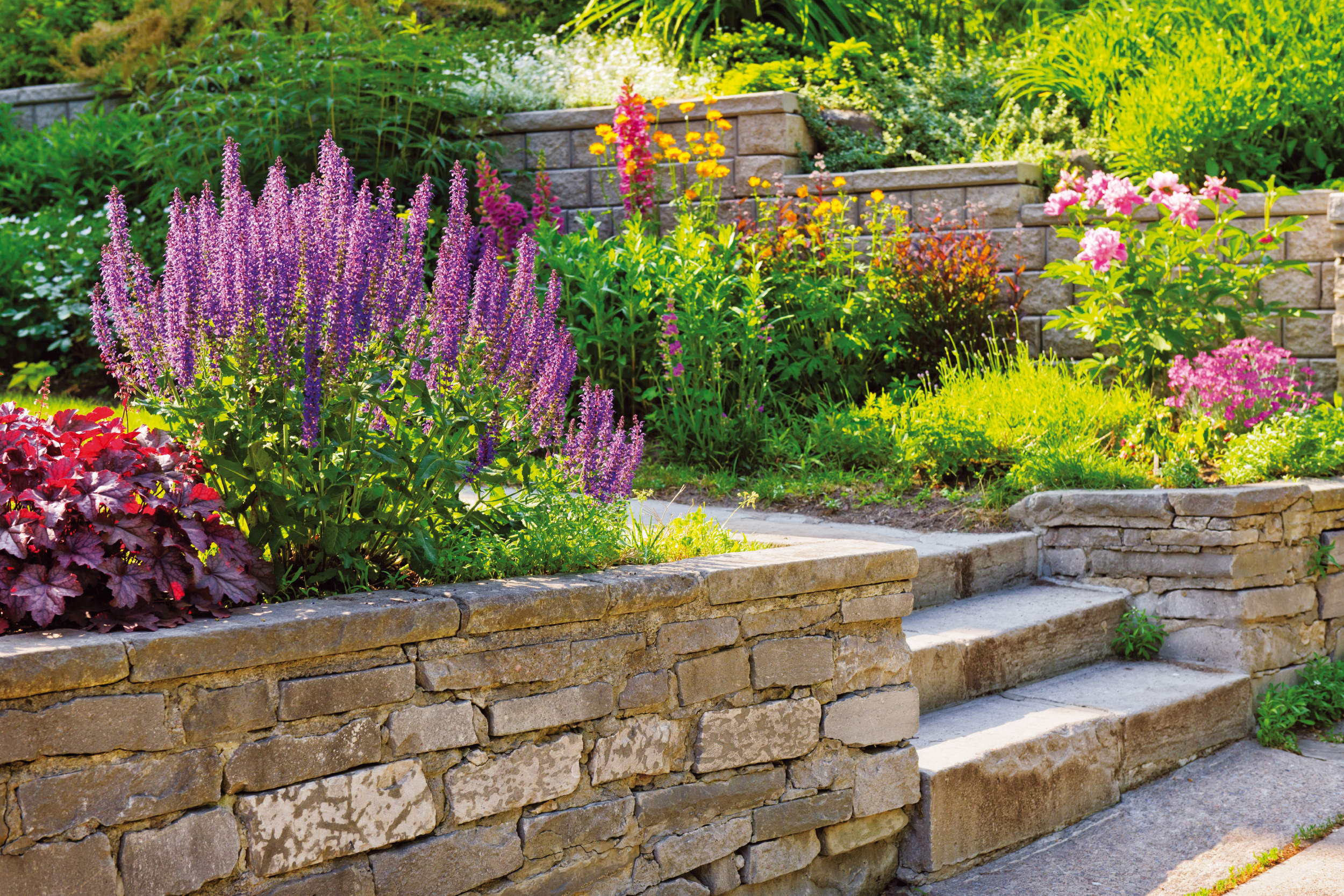 Steinmauer im Außenbereich