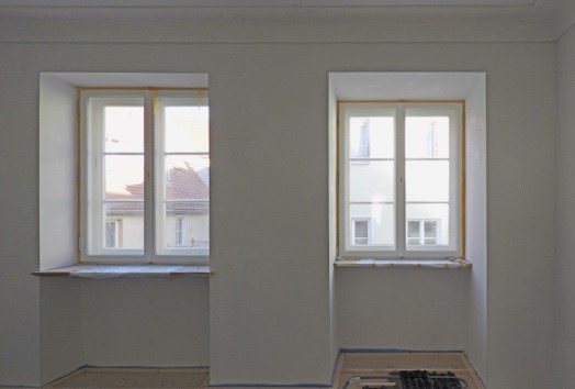 Sanierter Innenraum mit sauber verputzter Wand und weißem Innenanstrich.