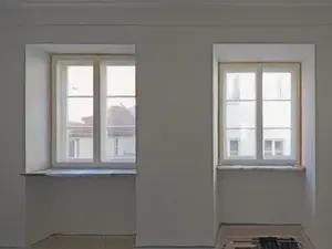 Sanierter Innenraum mit zwei einzelnen Fenstern 
