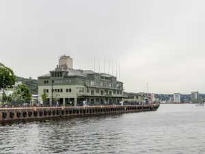 Ein Gebäude in Zürich mit Aussicht auf den See.