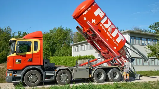 Camion silo devant la centrale de Fixit SA à Holderbank AG