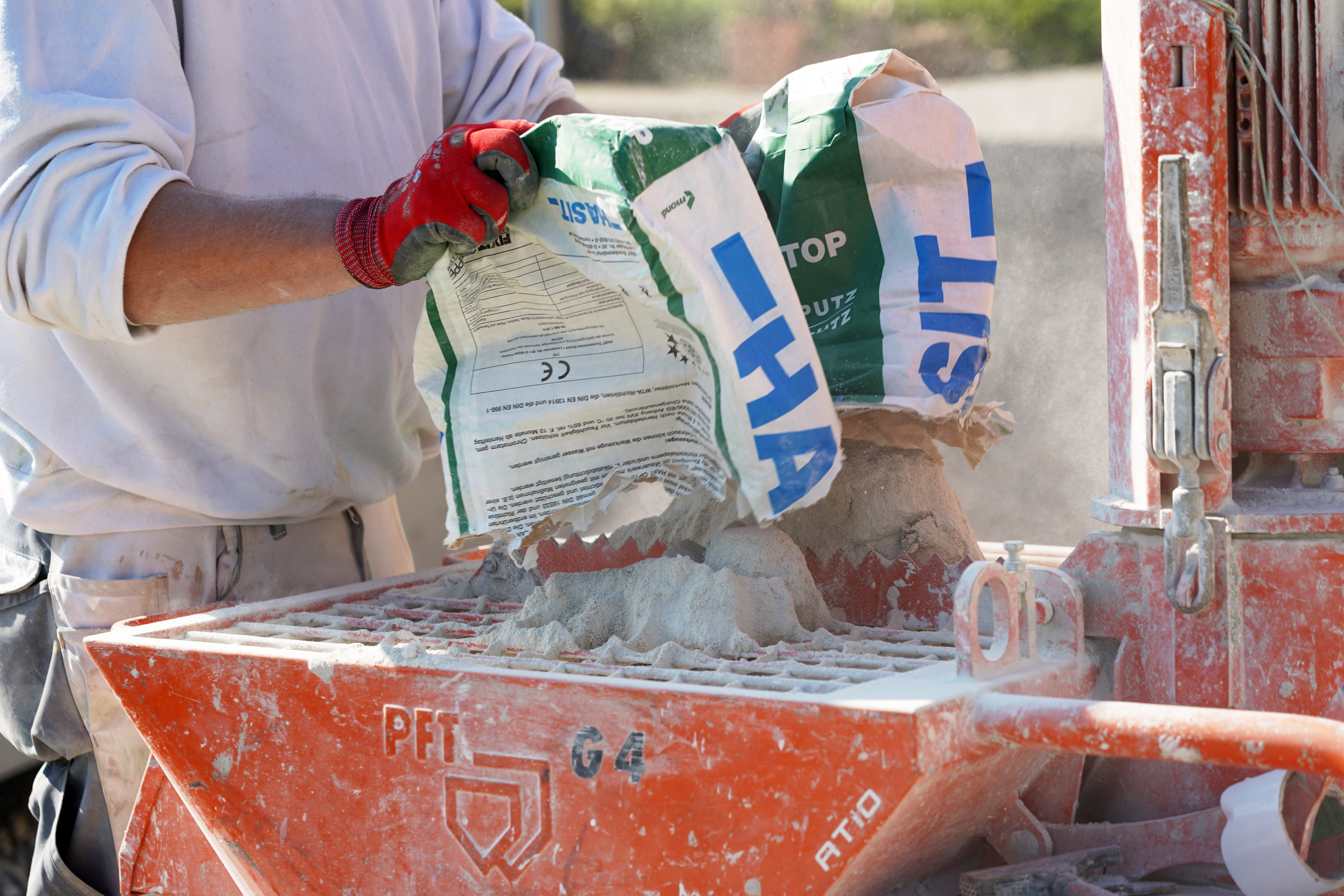 Ein HASIT-Produktsack wird zur Verarbeitung in eine Maschine gegeben.