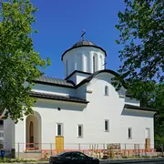 Perspektive auf das Kirchenzentrum in München von der Straßenseite aus