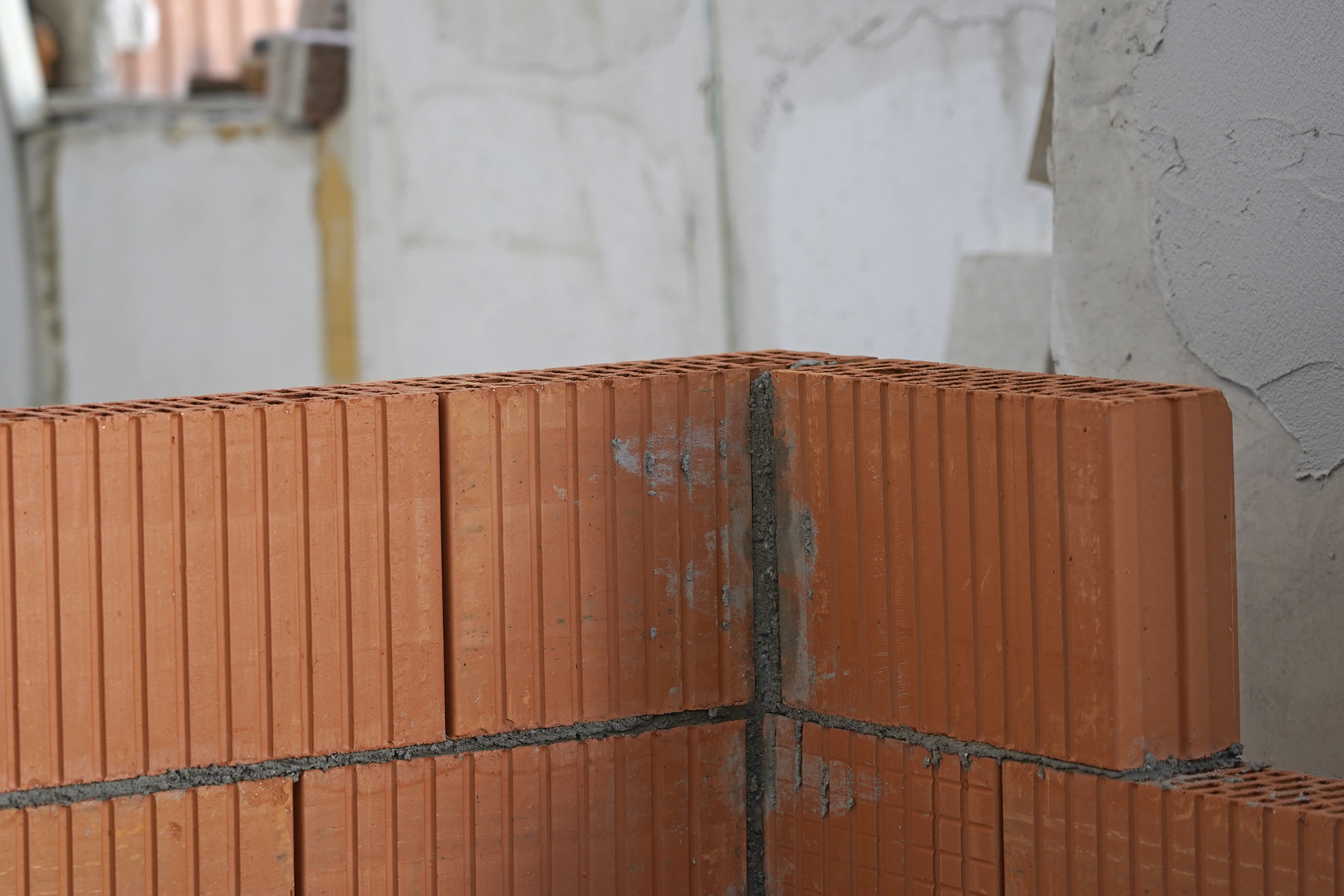  Eine Ziegelwand, aufgebaut mit Mauermörtel