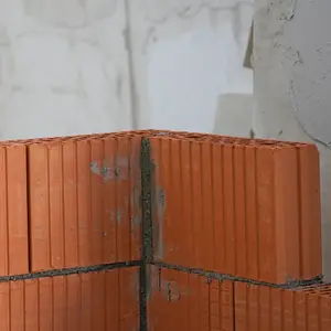  Eine Ziegelwand, aufgebaut mit Mauermörtel